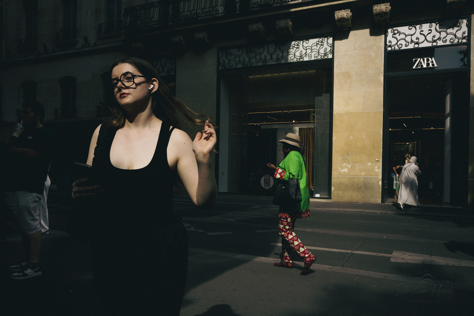 Des photographies en couleur, où les gens sont magnifiés par la lumière chaude du soleil