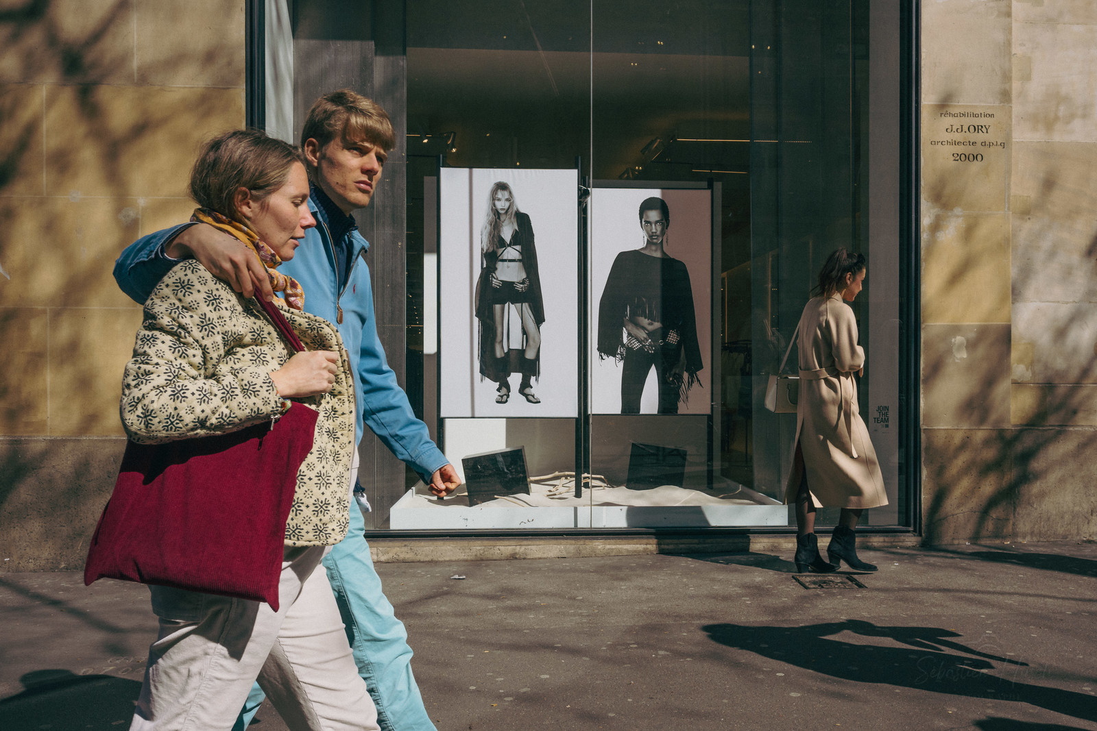 Des photographies en couleur, où les gens sont magnifiés par la lumière chaude du soleil