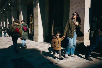 Des photographies en couleur, où les gens sont magnifiés par la lumière chaude du soleil