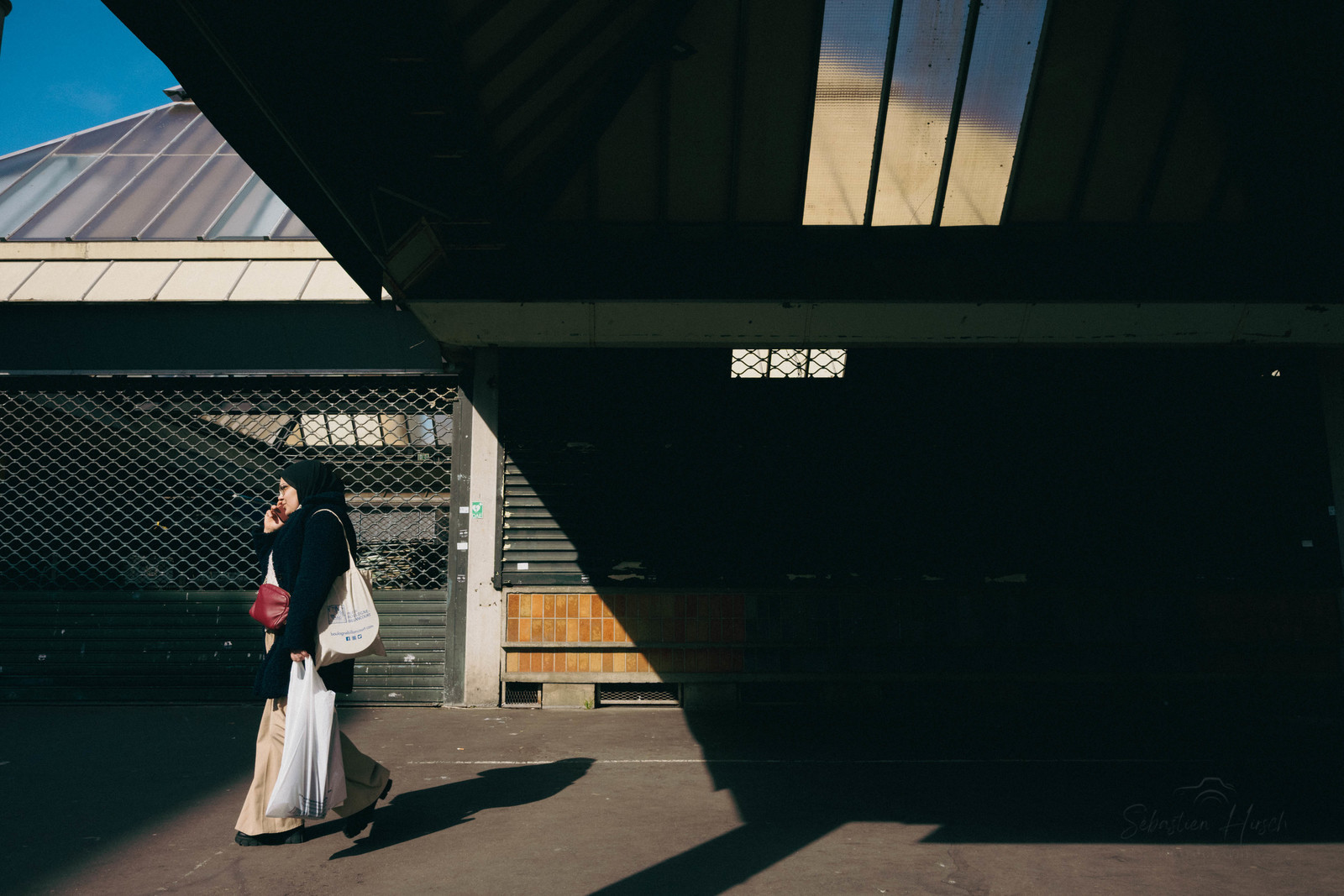Des photographies en couleur, où les gens sont magnifiés par la lumière chaude du soleil