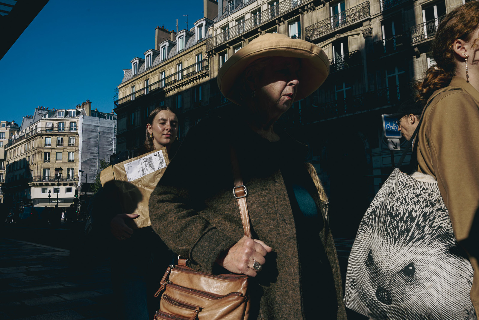 Des photographies en couleur, où les gens sont magnifiés par la lumière chaude du soleil