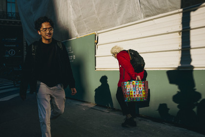 Des photographies en noir et blanc du métro, capturant quelques moments quotidiens des voyageurs et la beauté cachée de la vie urbaine.