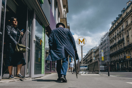 Des photographies en noir et blanc du métro, capturant quelques moments quotidiens des voyageurs et la beauté cachée de la vie urbaine.