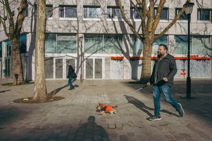 Des photographies en couleur, où les gens sont magnifiés par la lumière chaude du soleil