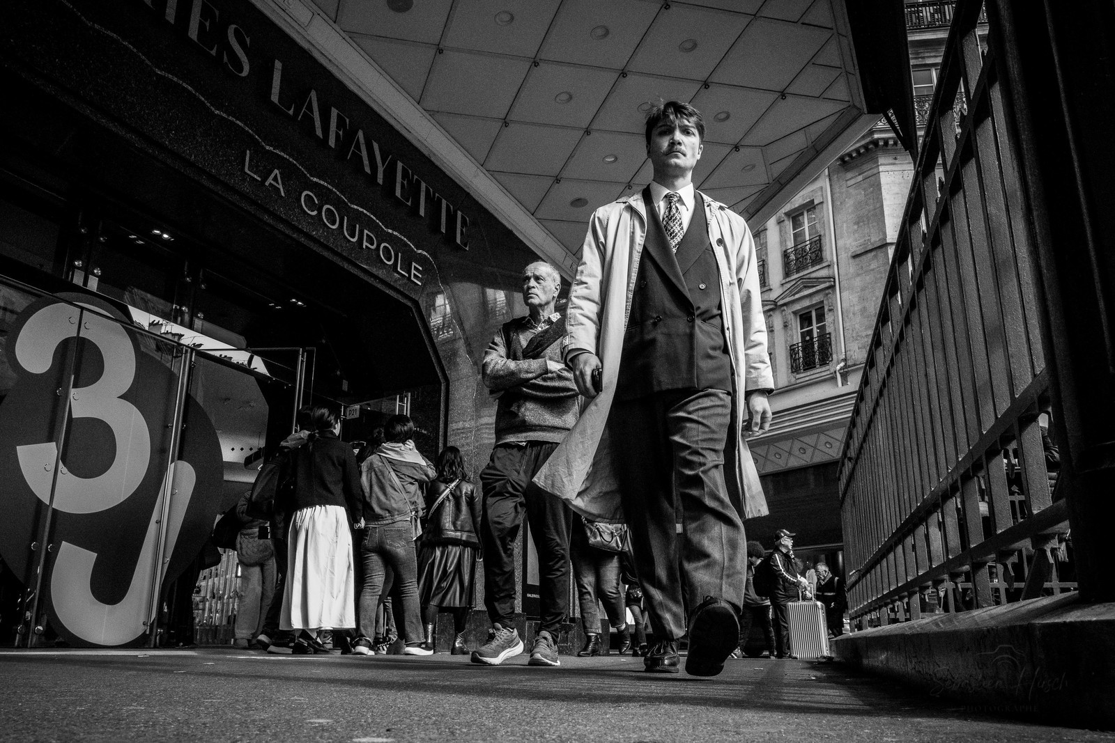 Des photographies en couleur, où les gens sont magnifiés par la lumière chaude du soleil