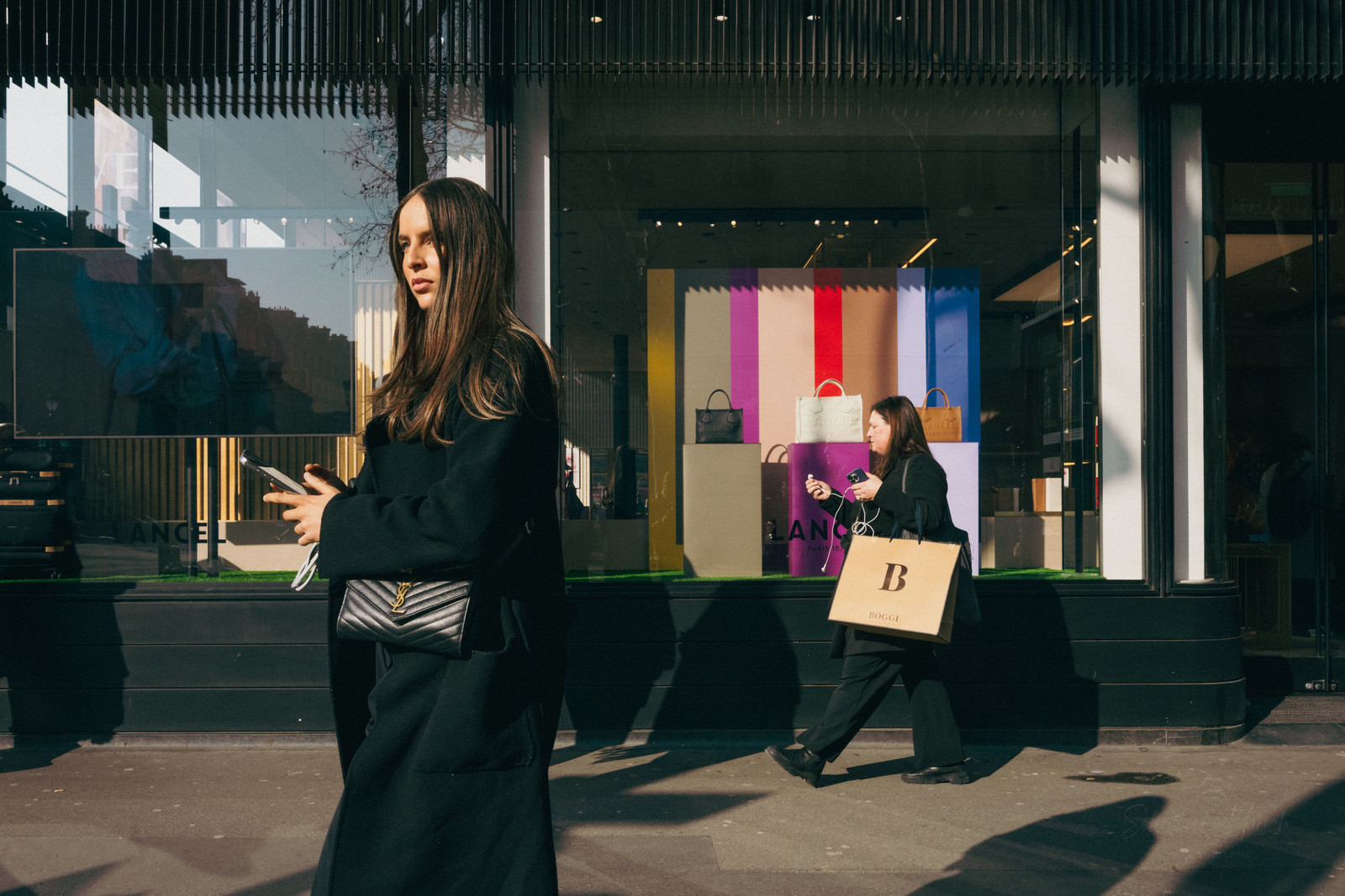 Des photographies en couleur, où les gens sont magnifiés par la lumière chaude du soleil