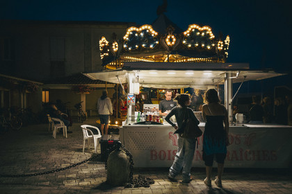 Des photographies en noir et blanc du métro, capturant quelques moments quotidiens des voyageurs et la beauté cachée de la vie urbaine.