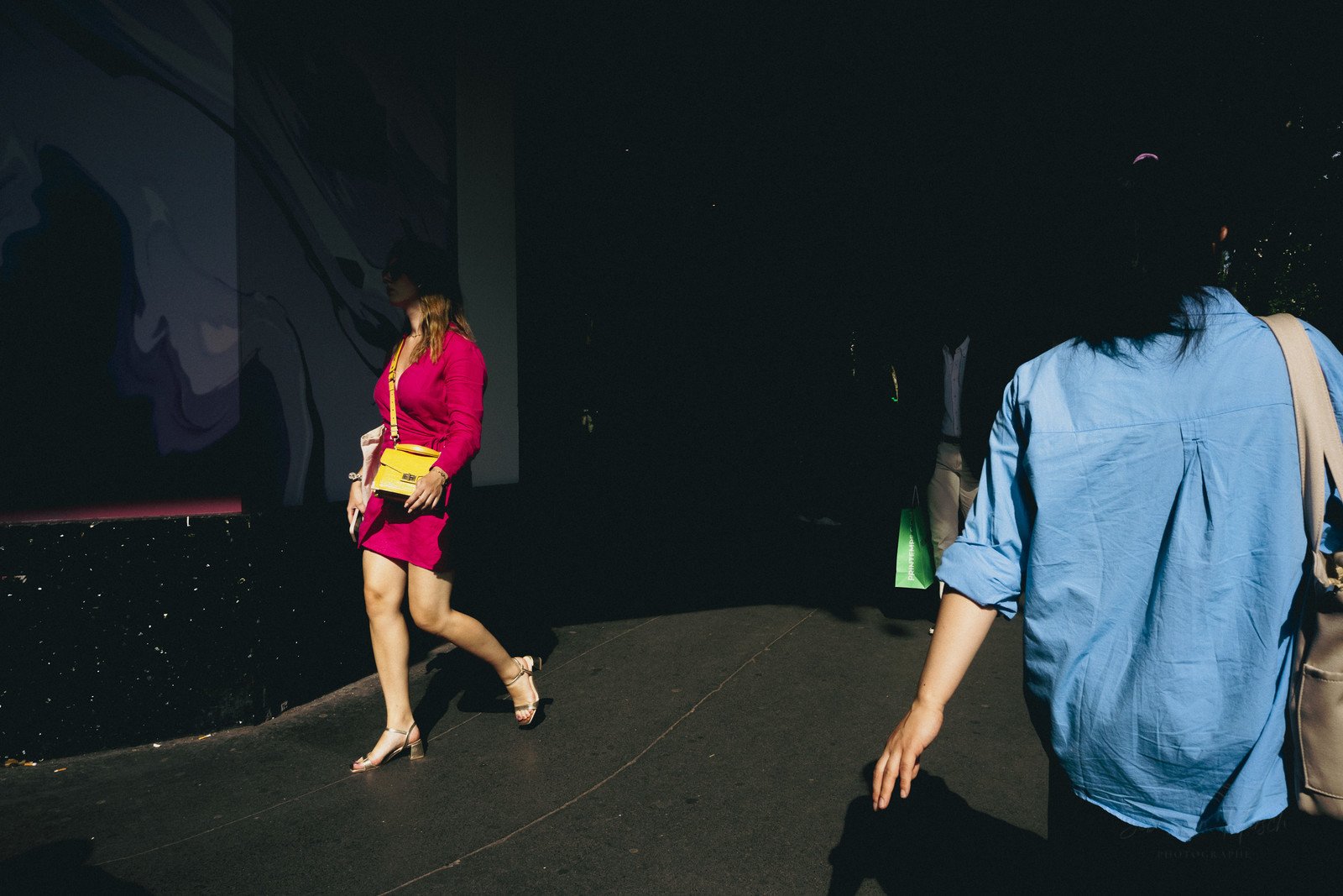 Des photographies en couleur, où les gens sont magnifiés par la lumière chaude du soleil