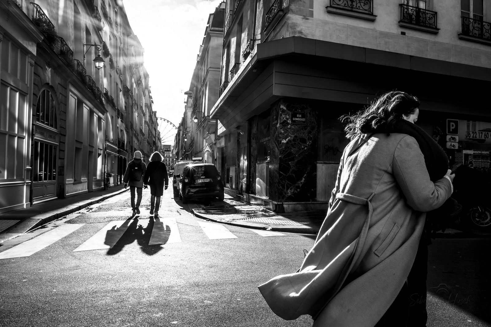 Des photographies en noir et blanc dans les rues parisiennes