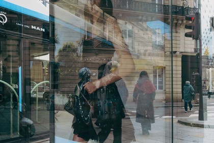Des photographies en couleur, où les gens sont magnifiés par la lumière chaude du soleil
