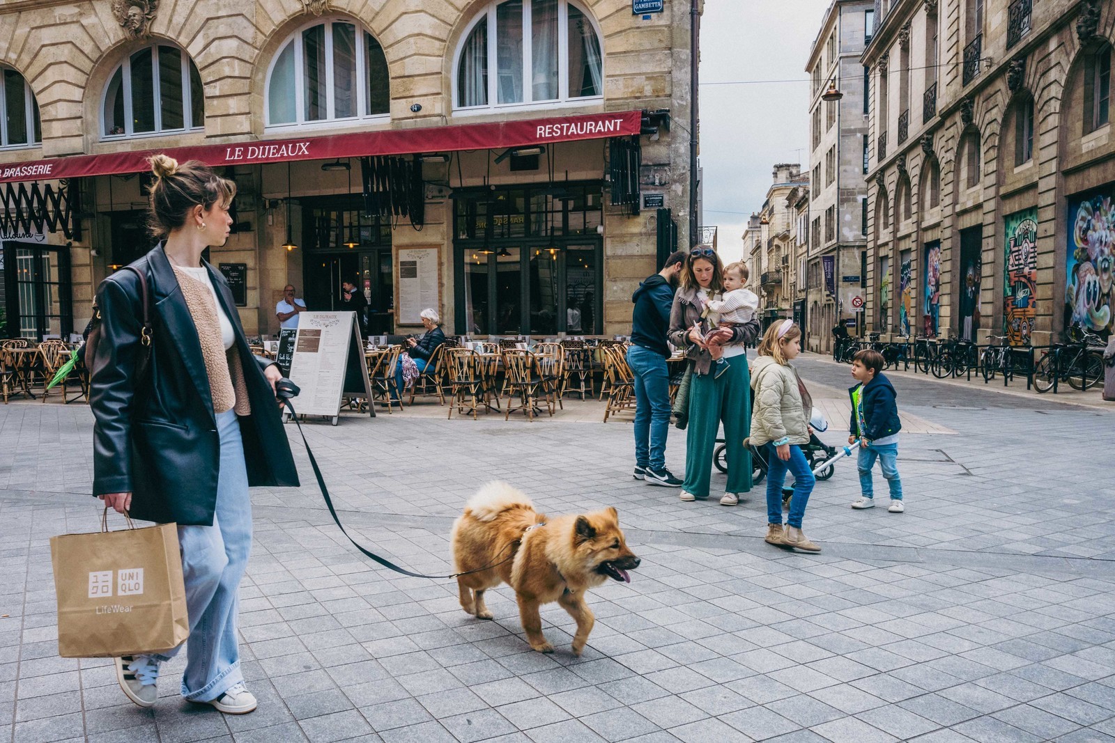 Des photographies en couleur, où les gens sont magnifiés par la lumière chaude du soleil