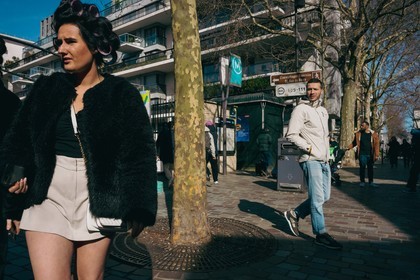 Des photographies en couleur, où les gens sont magnifiés par la lumière chaude du soleil