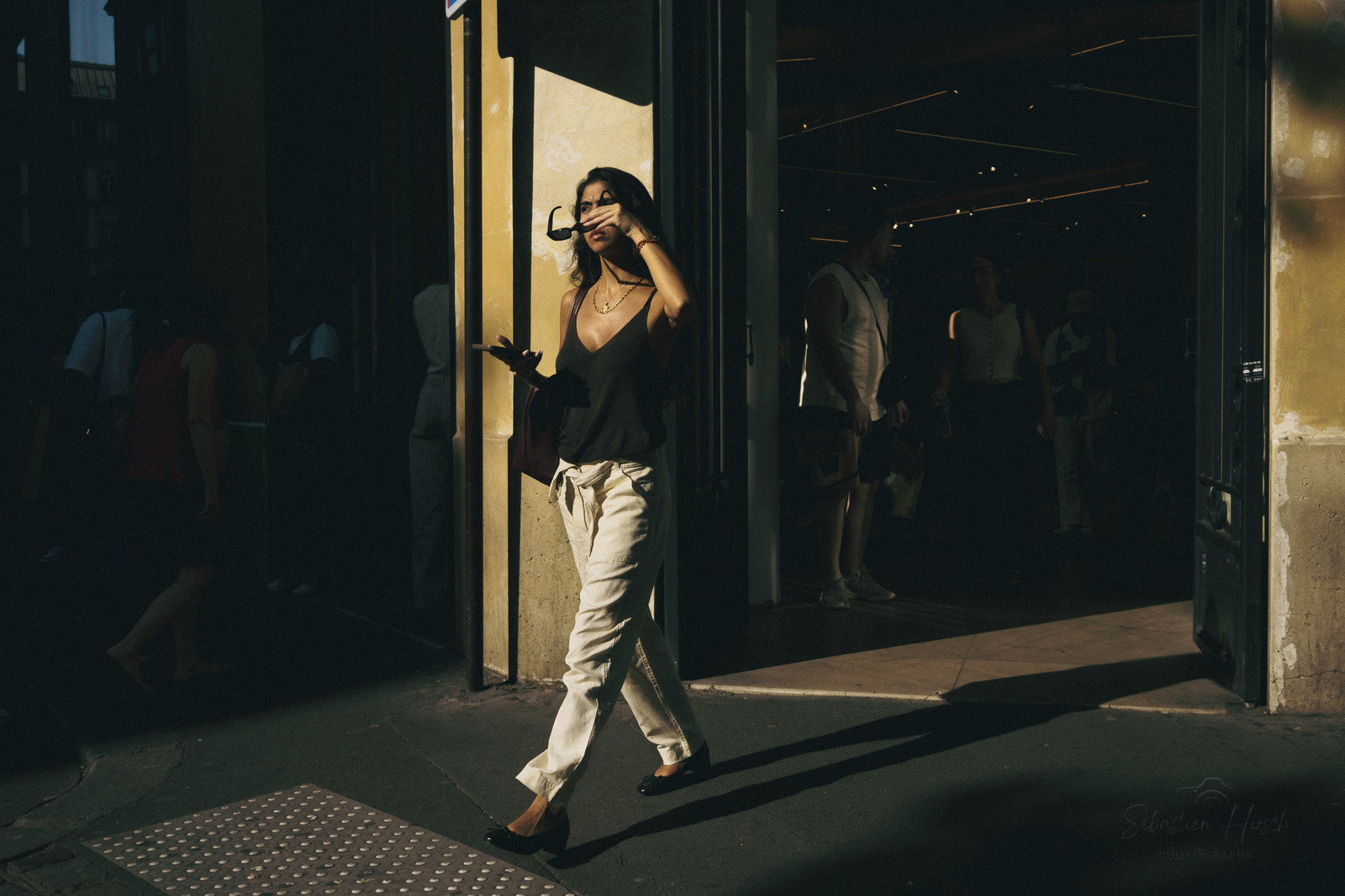 Des photographies en couleur, où les gens sont magnifiés par la lumière chaude du soleil