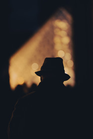 Des photographies de rue en couleur prises la nuit