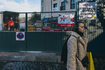 Des photographies en couleur,