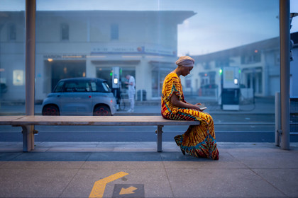 Des photographies en couleur, où les gens sont magnifiés par la lumière chaude du soleil
