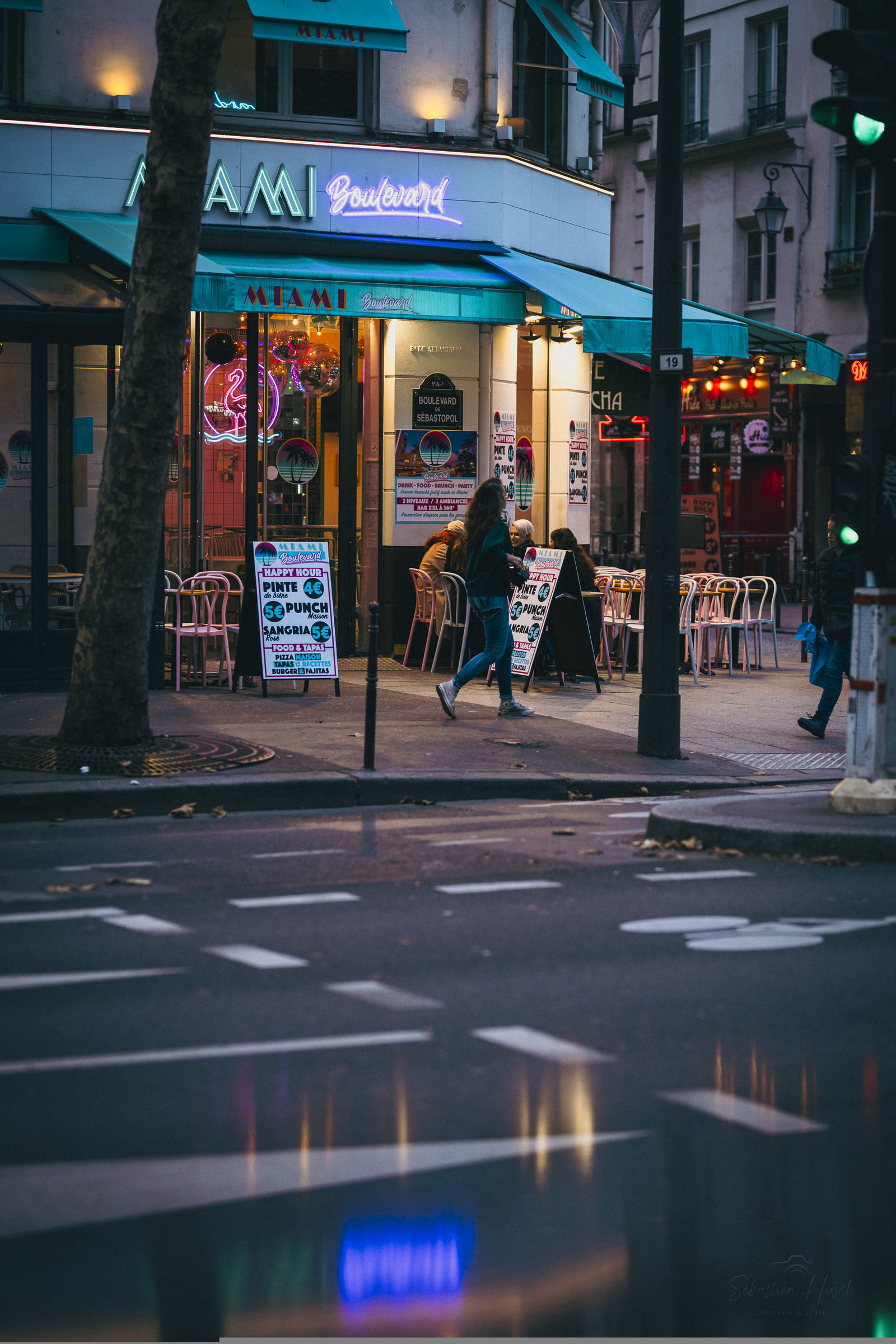 Des photographies en couleur, où les gens sont magnifiés par la lumière chaude du soleil