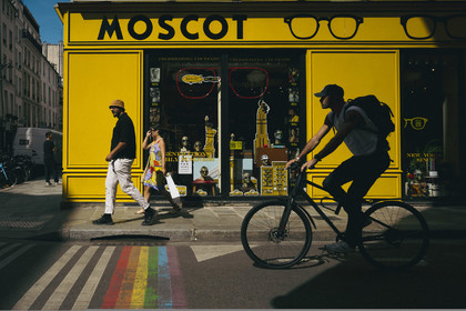 Des photographies en couleur, où les gens sont magnifiés par la lumière chaude du soleil