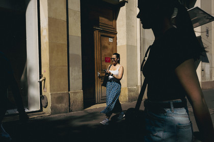 Des photographies en couleur, où les gens sont magnifiés par la lumière chaude du soleil