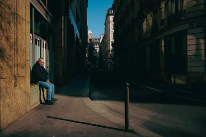 Des photographies en couleur, où les gens sont magnifiés par la lumière chaude du soleil