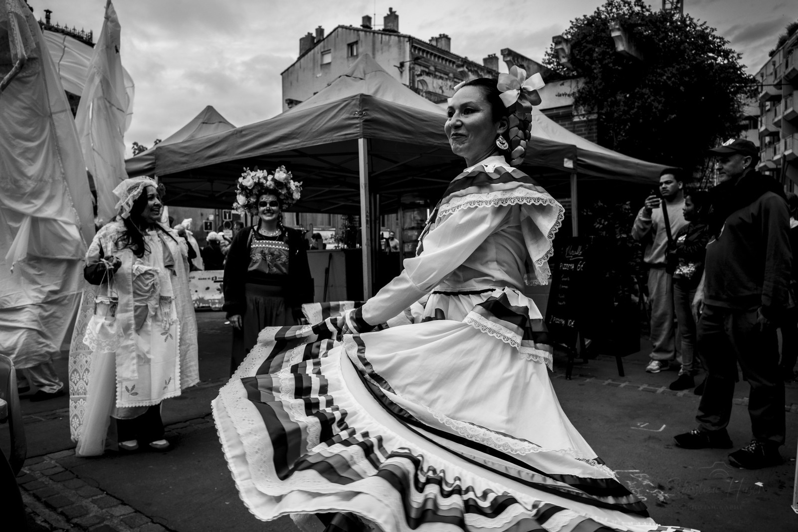 Des photographies en couleur, où les gens sont magnifiés par la lumière chaude du soleil