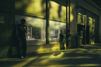 Des photographies en couleur, où les gens sont magnifiés par la lumière chaude du soleil