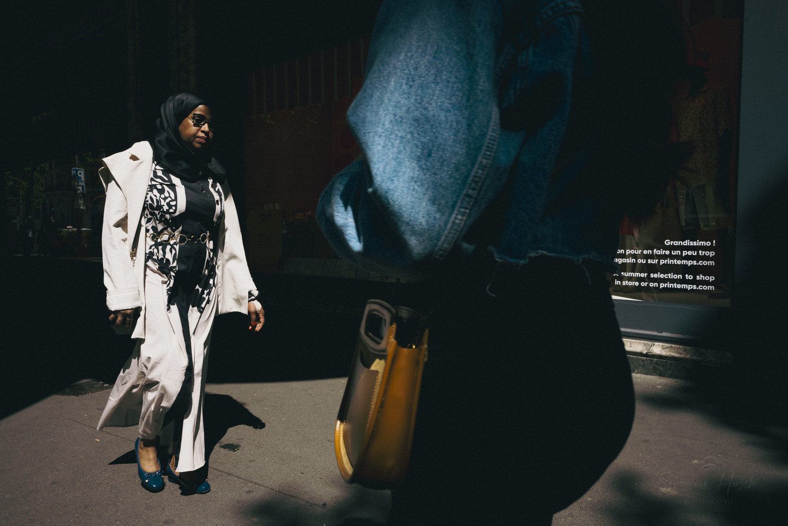 Des photographies en couleur, où les gens sont magnifiés par la lumière chaude du soleil