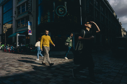 Des photographies en noir et blanc du métro, capturant quelques moments quotidiens des voyageurs et la beauté cachée de la vie urbaine.