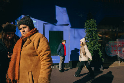 Des photographies en couleur, où les gens sont magnifiés par la lumière chaude du soleil