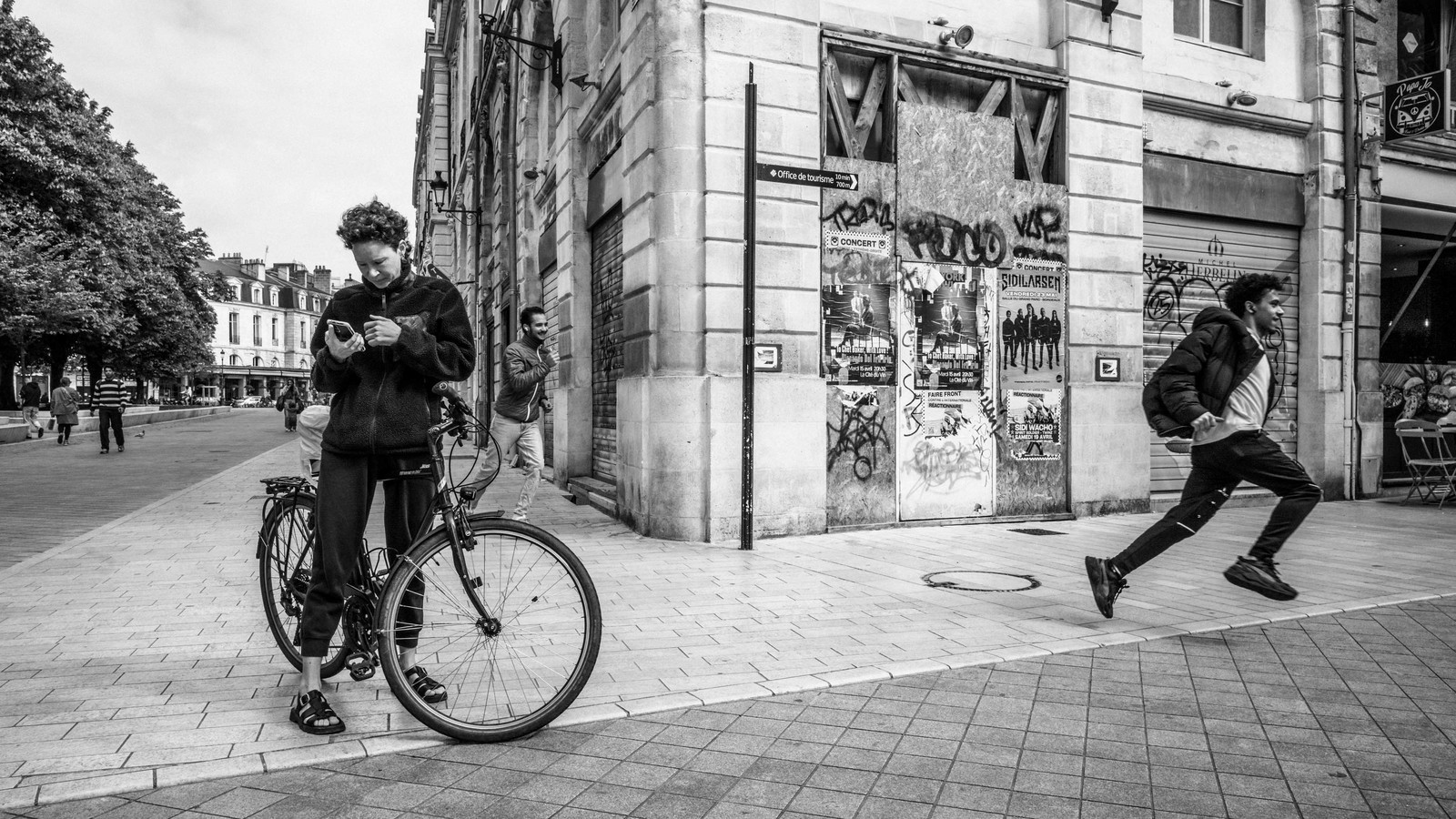 Des photographies en couleur, où les gens sont magnifiés par la lumière chaude du soleil