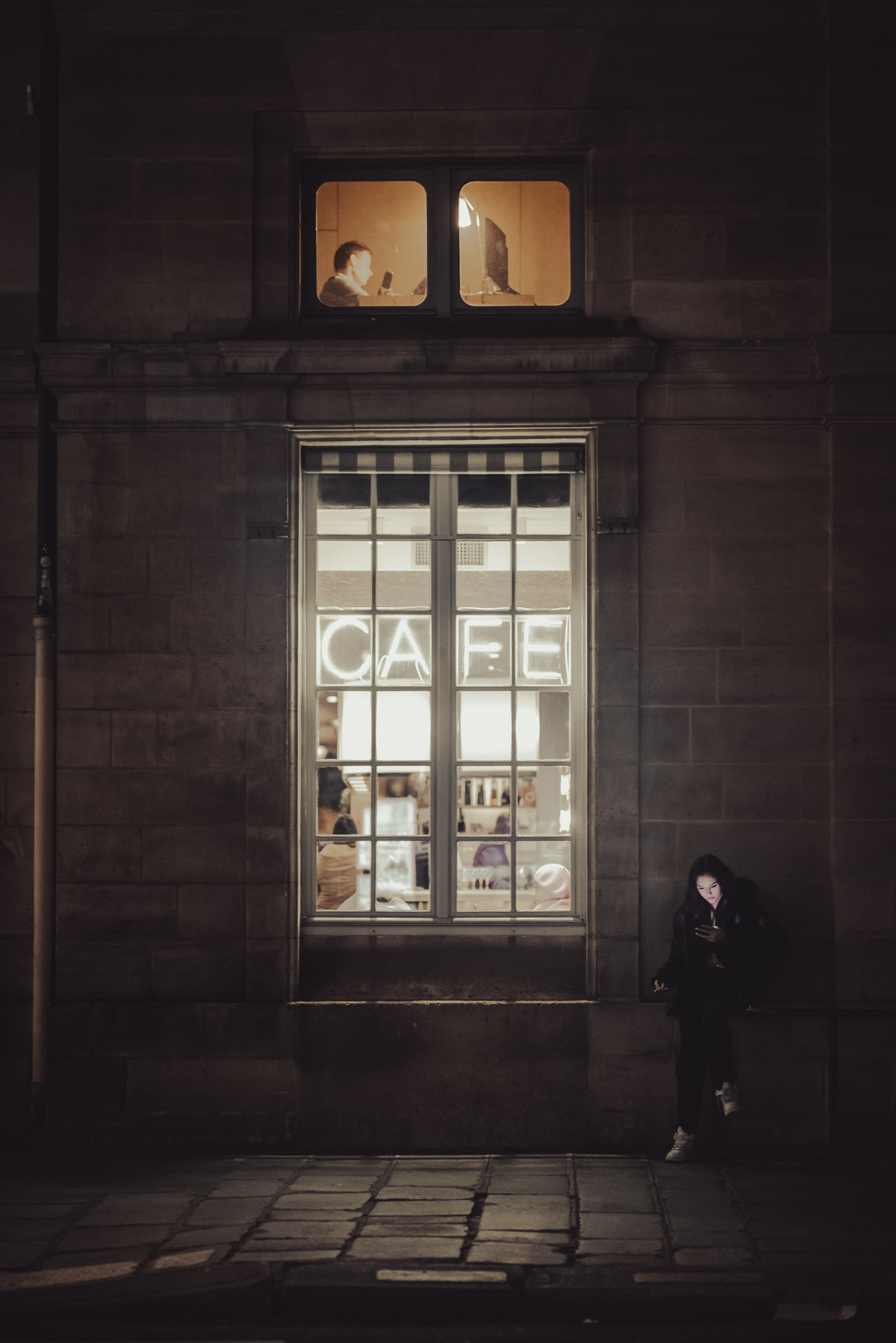 Des photographies de rue en couleur prises la nuit