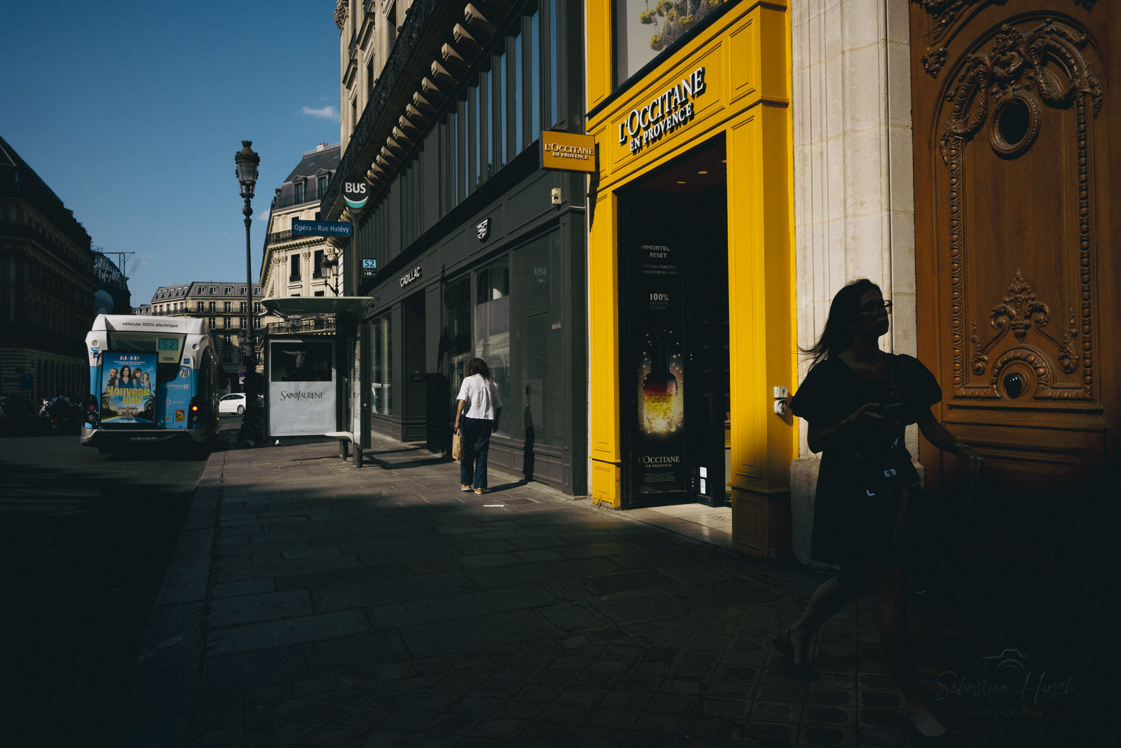 Des photographies en couleur, où les gens sont magnifiés par la lumière chaude du soleil