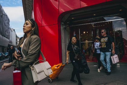 Des photographies en noir et blanc du métro, capturant quelques moments quotidiens des voyageurs et la beauté cachée de la vie urbaine.
