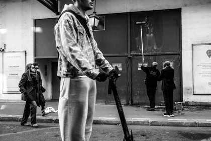 Des photographies en couleur, où les gens sont magnifiés par la lumière chaude du soleil