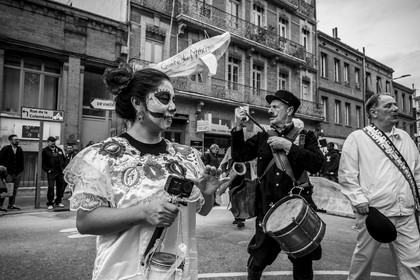 Des photographies en couleur, où les gens sont magnifiés par la lumière chaude du soleil