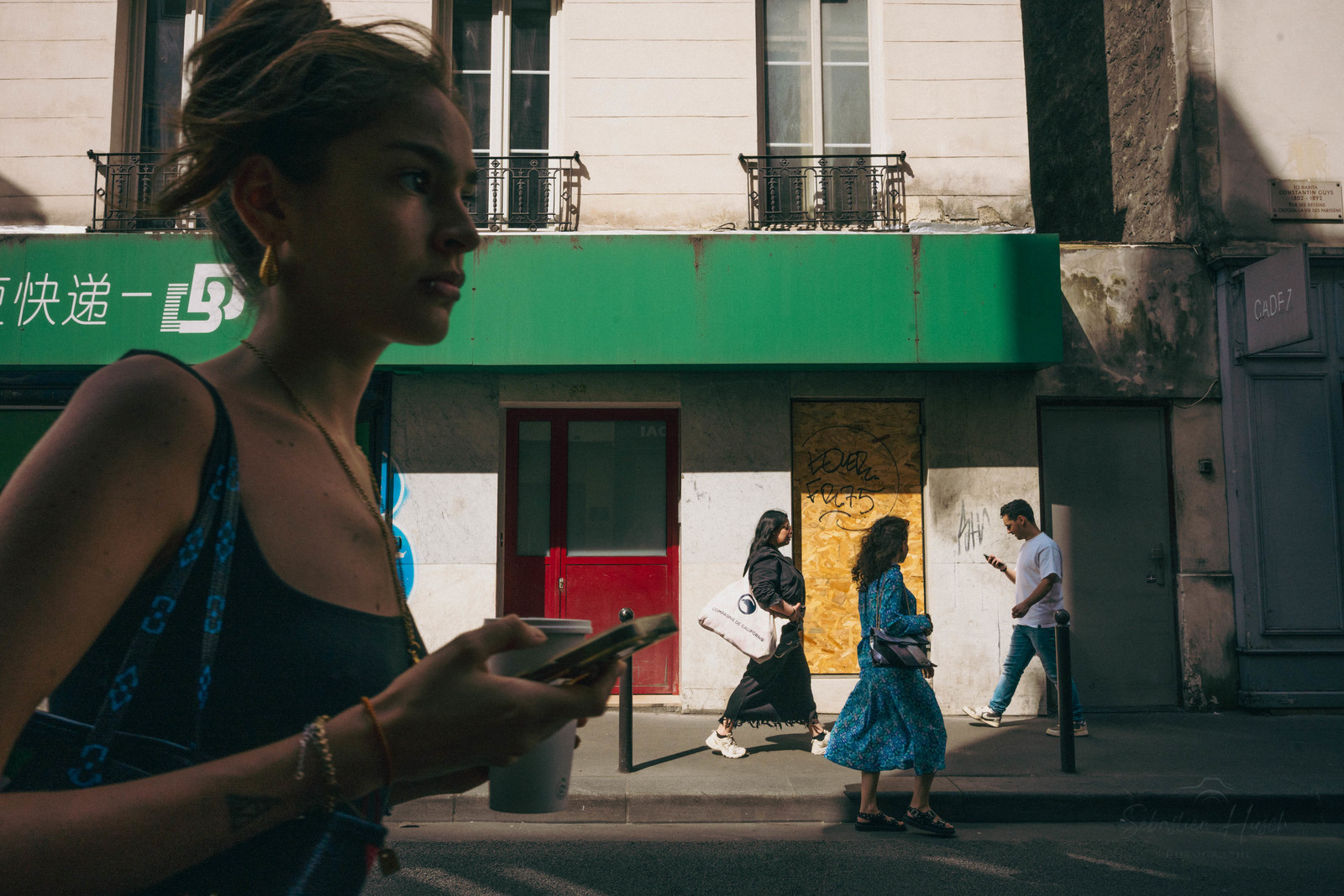 Des photographies en couleur, où les gens sont magnifiés par la lumière chaude du soleil