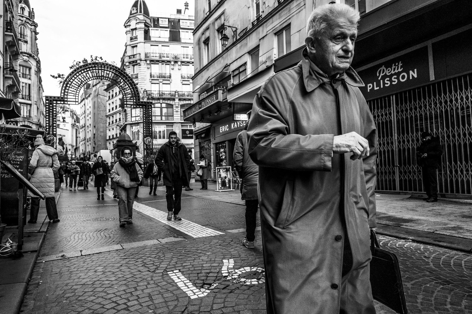 Des photographies en noir et blanc dans les rues parisiennes