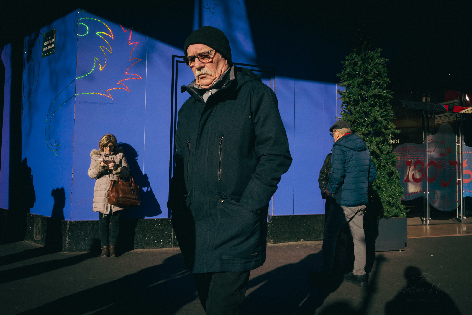 Des photographies en couleur, où les gens sont magnifiés par la lumière chaude du soleil