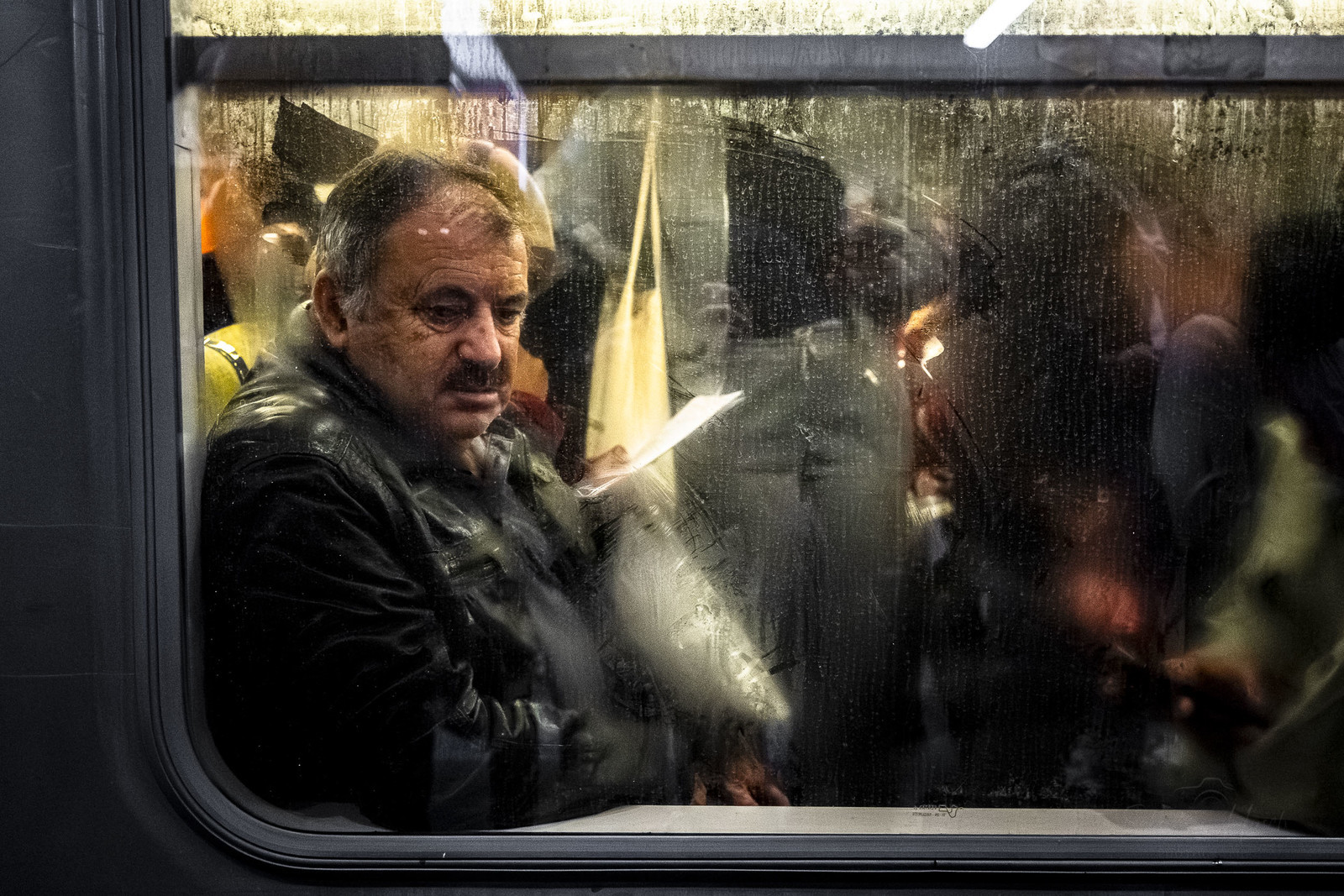 Des photographies en noir et blanc du métro, capturant quelques moments quotidiens des voyageurs et la beauté cachée de la vie urbaine.