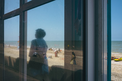Des photographies en couleur, où les gens sont magnifiés par la lumière chaude du soleil