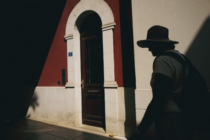 Des photographies en couleur, où les gens sont magnifiés par la lumière chaude du soleil