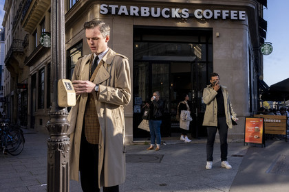 Des photographies en couleur,