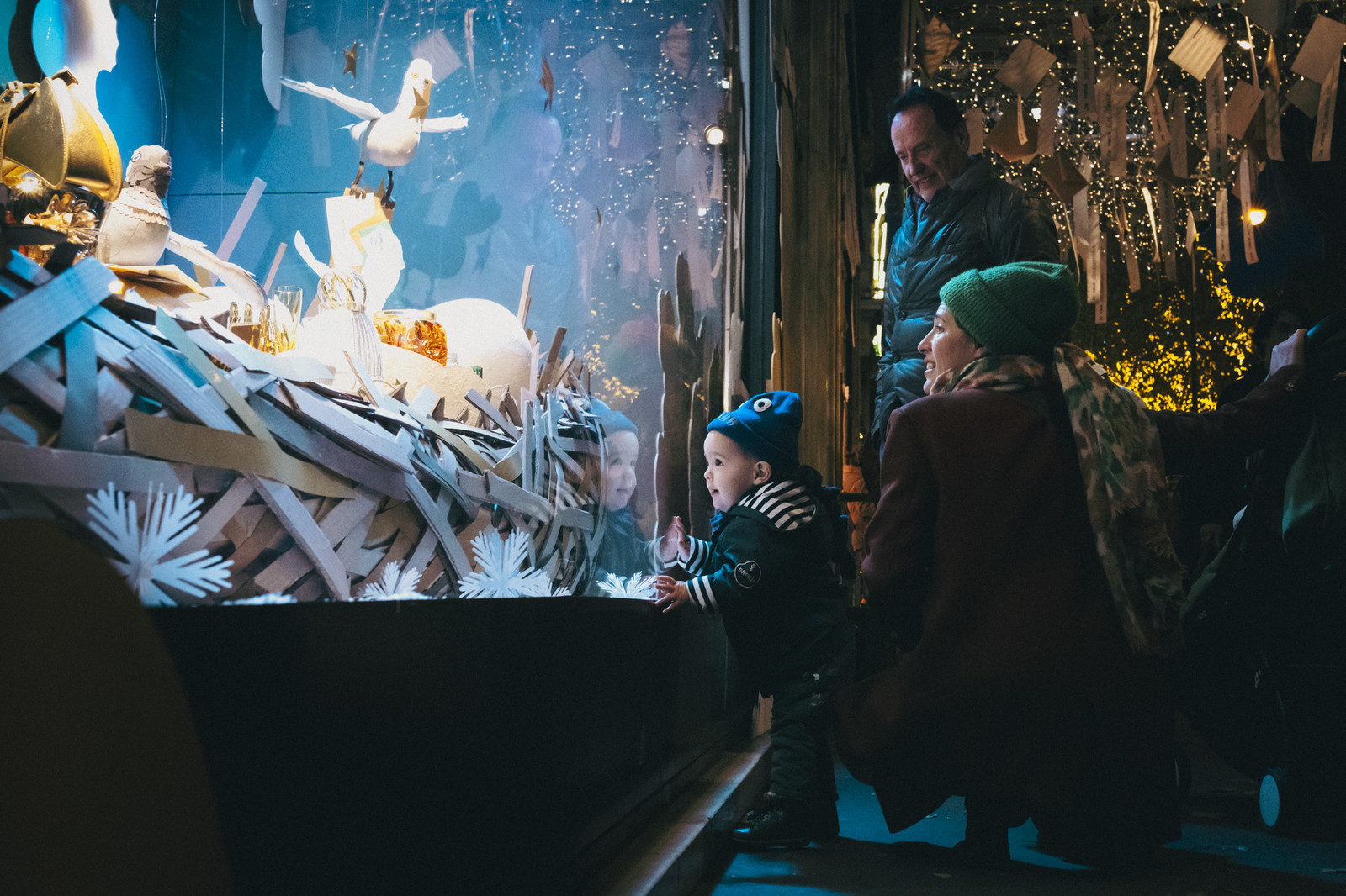 Des photographies de rue en couleur prises la nuit