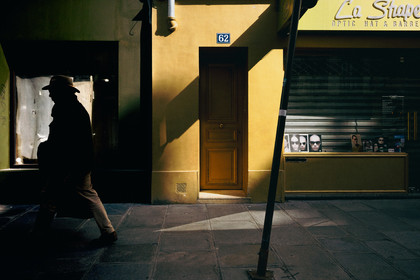 Des photographies en couleur, où les gens sont magnifiés par la lumière chaude du soleil