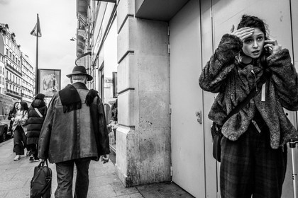 Des photographies en couleur, où les gens sont magnifiés par la lumière chaude du soleil