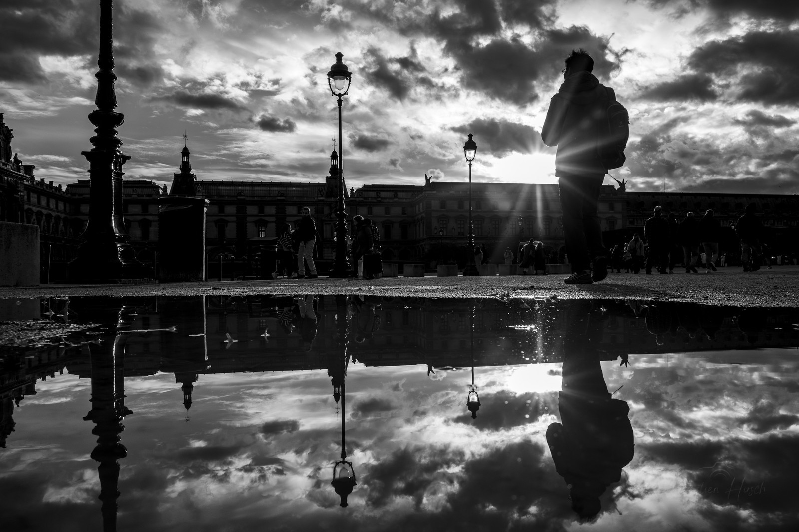Des photographies en noir et blanc dans les rues parisiennes