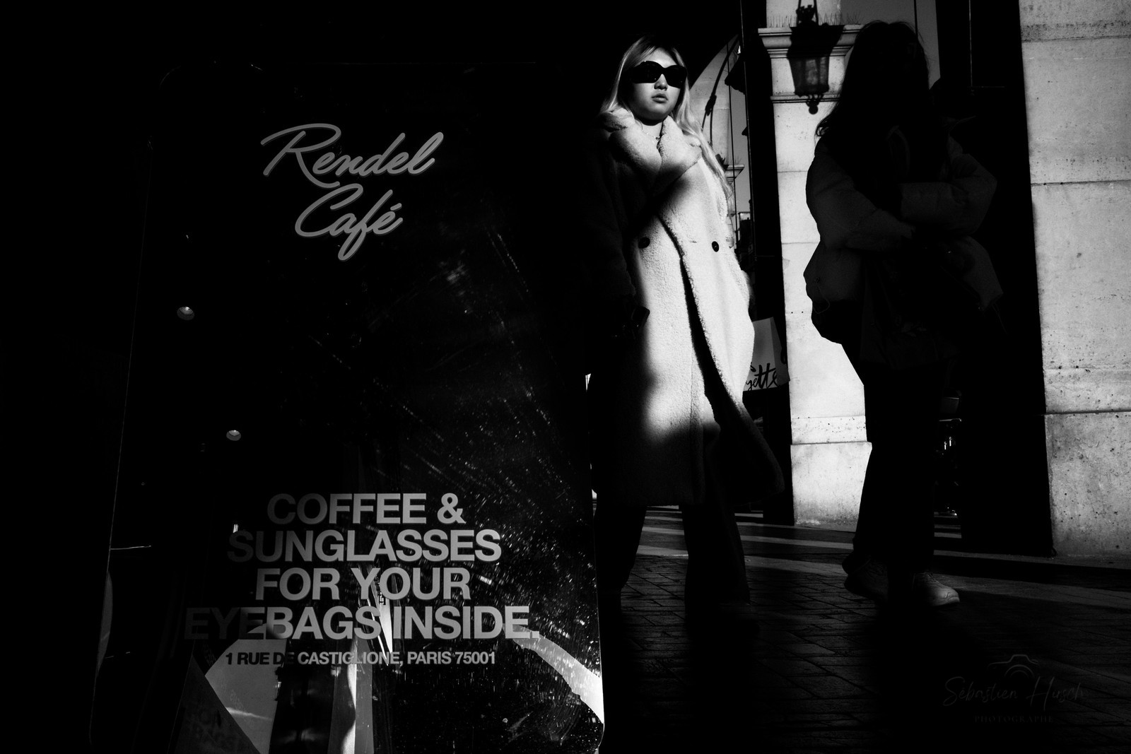 Des photographies en couleur, où les gens sont magnifiés par la lumière chaude du soleil