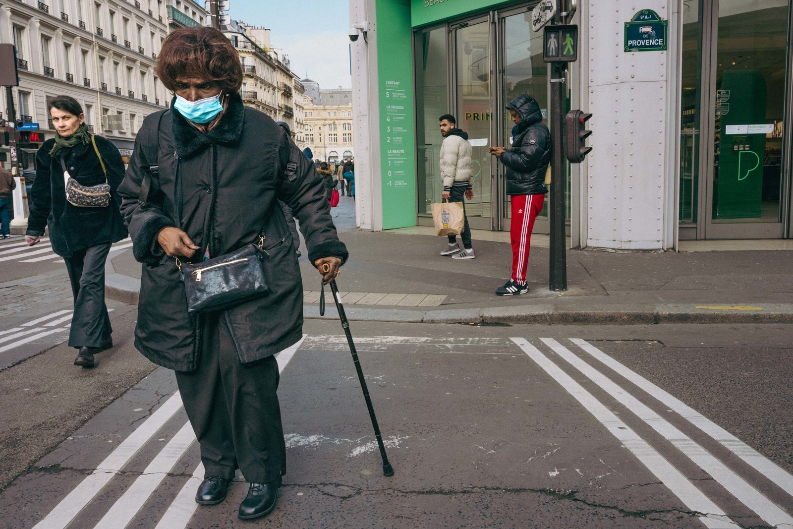 Des photographies en couleur, où les gens sont magnifiés par la lumière chaude du soleil