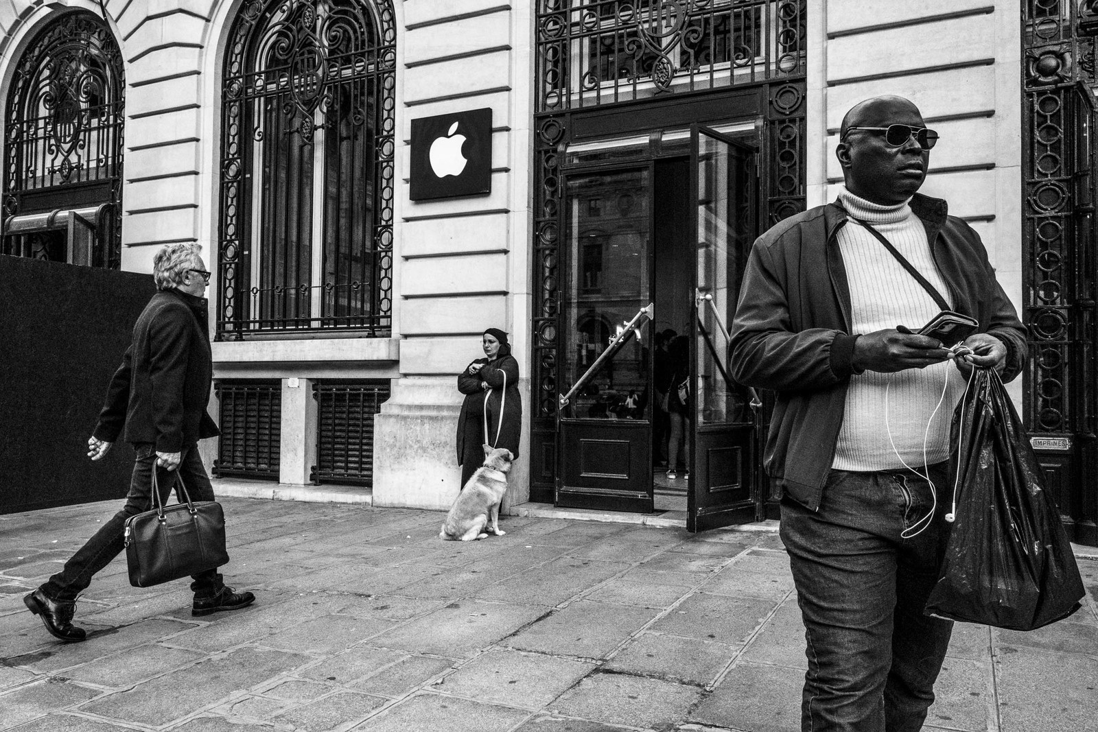 Des photographies en noir et blanc dans les rues parisiennes