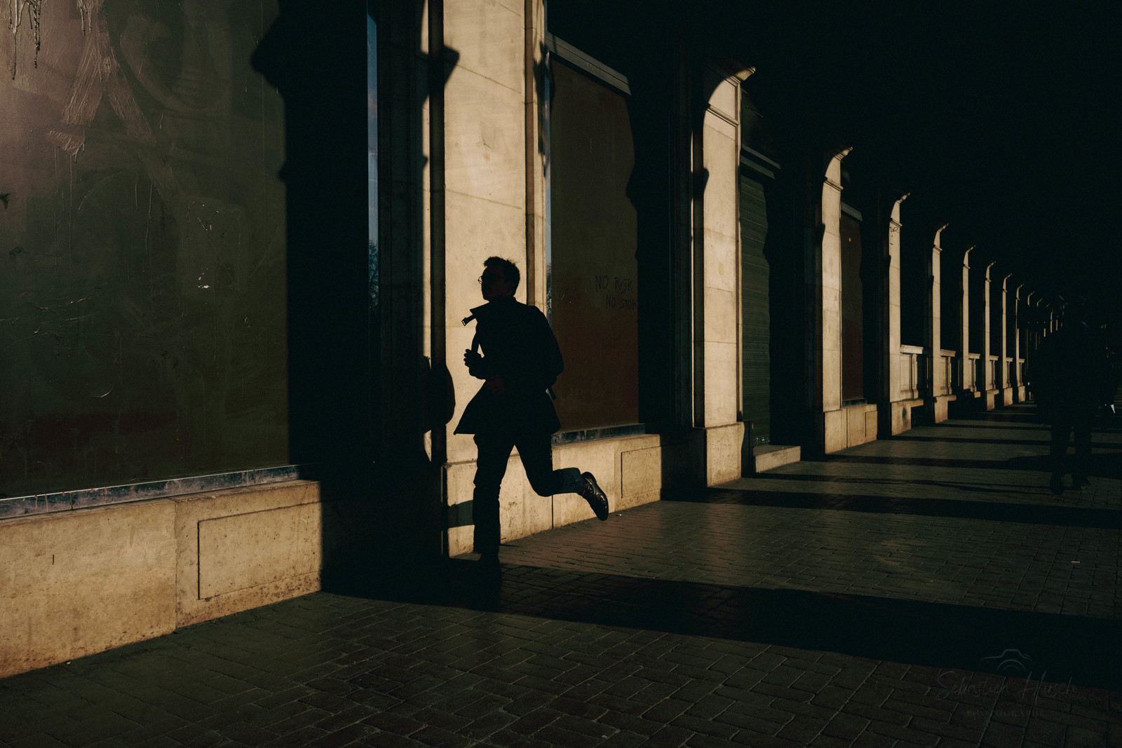 Des photographies en couleur, où les gens sont magnifiés par la lumière chaude du soleil